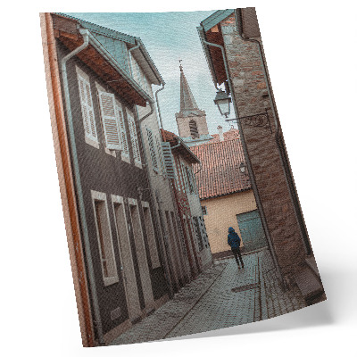 Wandposter Smalle straat, huurkazernen, toren, blauwe jas