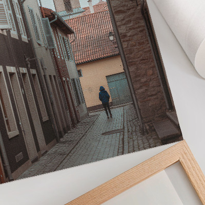 Wandposter Smalle straat, huurkazernen, toren, blauwe jas