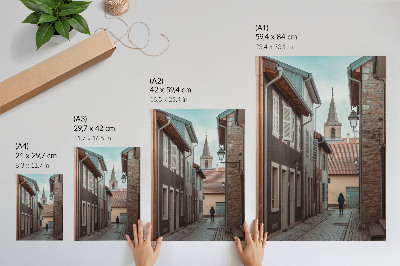 Wandposter Smalle straat, huurkazernen, toren, blauwe jas