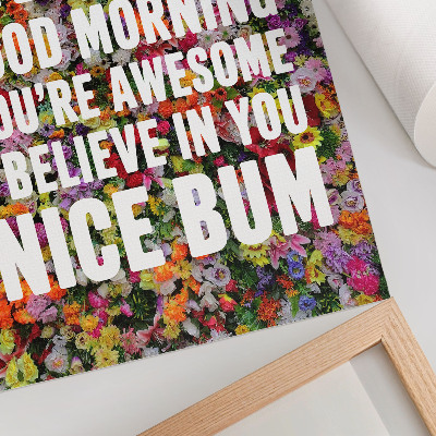 Decoratieve poster Kleurrijke bloemen met witte tekst, moderne typografie.