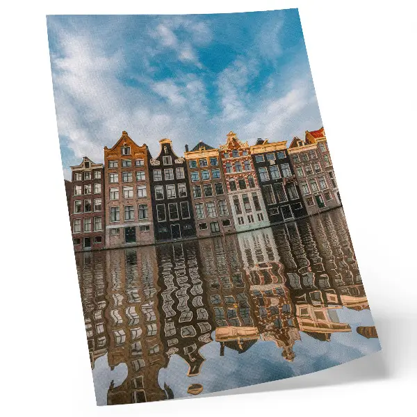 Decoratieve poster met gekleurde huizen en het spiegelende effect in het kanaal
