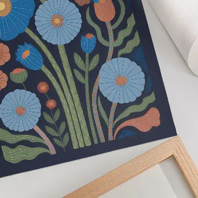 Poster met blauwe bloemen, oranje accenten en een donkerblauwe achtergrond