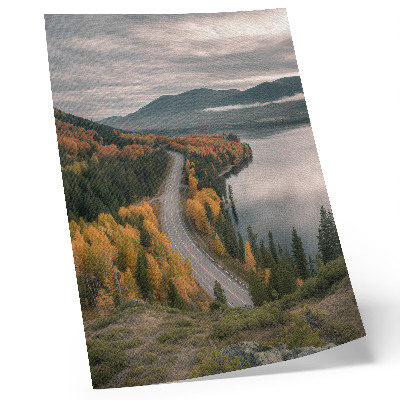 Decoratieve poster Een pittoreske weg tussen de bomen langs het meer.