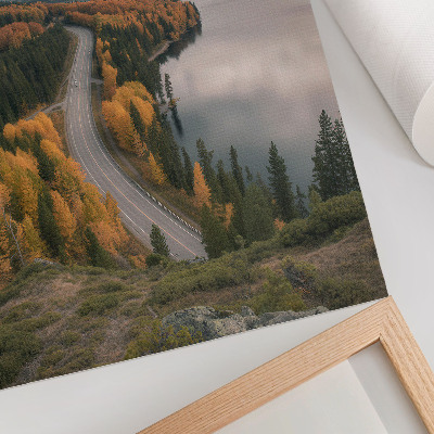 Decoratieve poster Een pittoreske weg tussen de bomen langs het meer.
