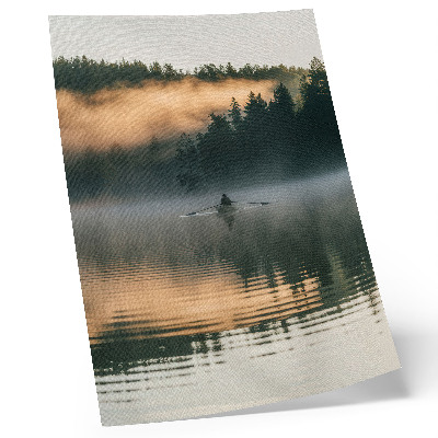 Decoratieve poster Mistige boot op het meer, groene bomen, weerspiegeling in het water.
