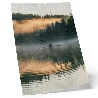 Decoratieve poster mistige boot op het meer met groene bomen en weerspiegeling in het water