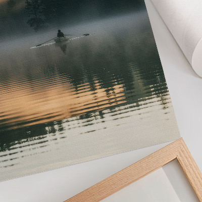 Decoratieve poster Mistige boot op het meer, groene bomen, weerspiegeling in het water.