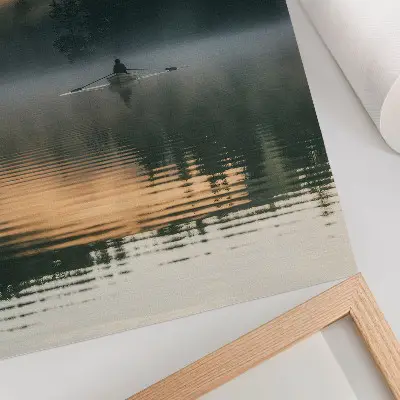 Decoratieve poster mistige boot op het meer met groene bomen en weerspiegeling in het water