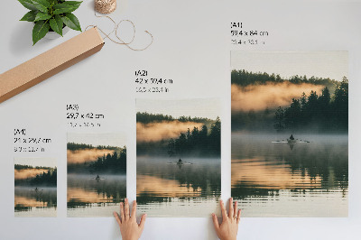 Decoratieve poster Mistige boot op het meer, groene bomen, weerspiegeling in het water.