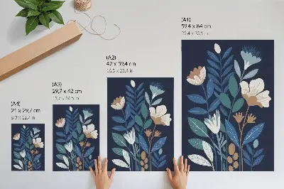 Decoratieve poster met blauwe bladeren, crèmekleurige bloemen en bruine accenten