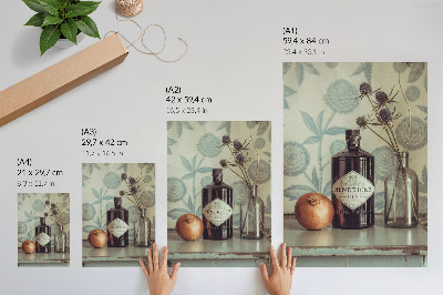 Poster Een fles met een bloemenpatroon op de achtergrond.