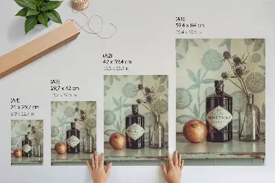 Poster met een fles met een bloemenpatroon op de achtergrond