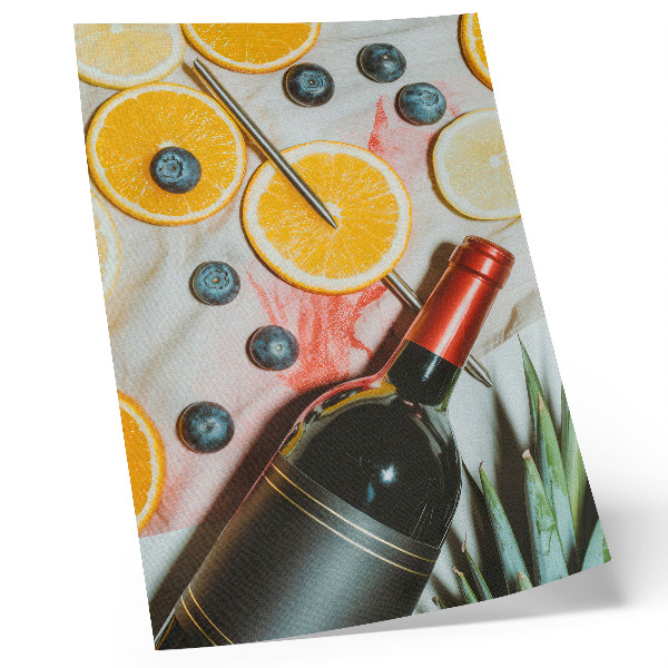 Decoratieve poster Kleurrijk fruit en rode wijn op een lichte achtergrond.