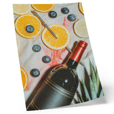 Decoratieve poster Kleurrijk fruit en rode wijn op een lichte achtergrond.