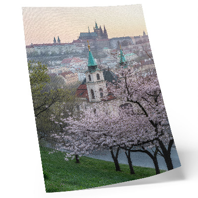 Decoratieve poster De stad is in de lente vol bloeiende bomen en kerktorens.