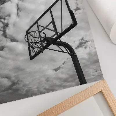 Wandposter contrastrijke lucht met wolken, een mand en stadsleven