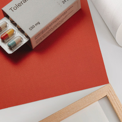 Wandposter Minimalistische capsuleverpakking met kleurrijke achtergrond.