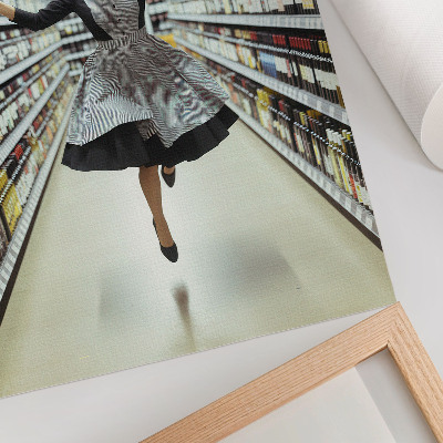 Decoratieve poster Een vrouw in een retrojurk springt een winkel binnen.