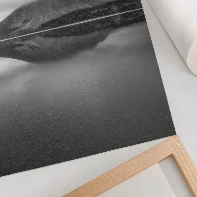 Poster grijze bergen met weerspiegeling in het meer voor een harmonieus effect