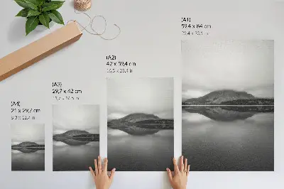 Poster grijze bergen met weerspiegeling in het meer voor een harmonieus effect