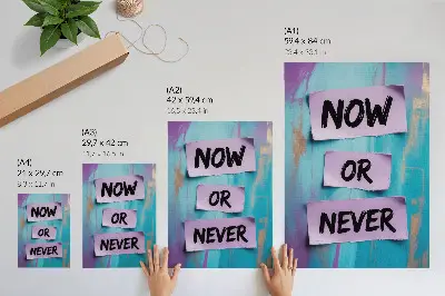 Poster met dynamische contrasten, krachtige typografie in turkoois en paars