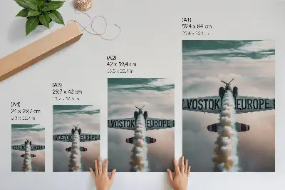 Wandposter vliegtuig boven de wolken met een ingetogen kleurenpalet en dynamische uitstraling