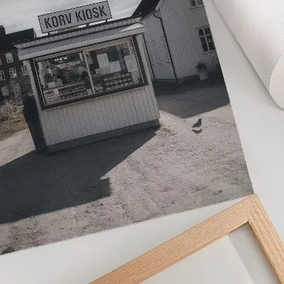 Decoratieve poster houten kiosk met idyllische lichte gebouwen