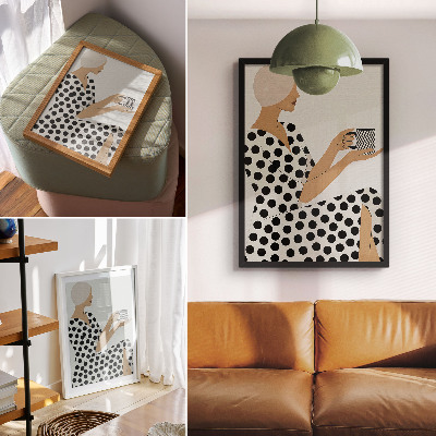 Wandposter Een vrouw in een lichtgroene jurk houdt een geometrische mok vast.