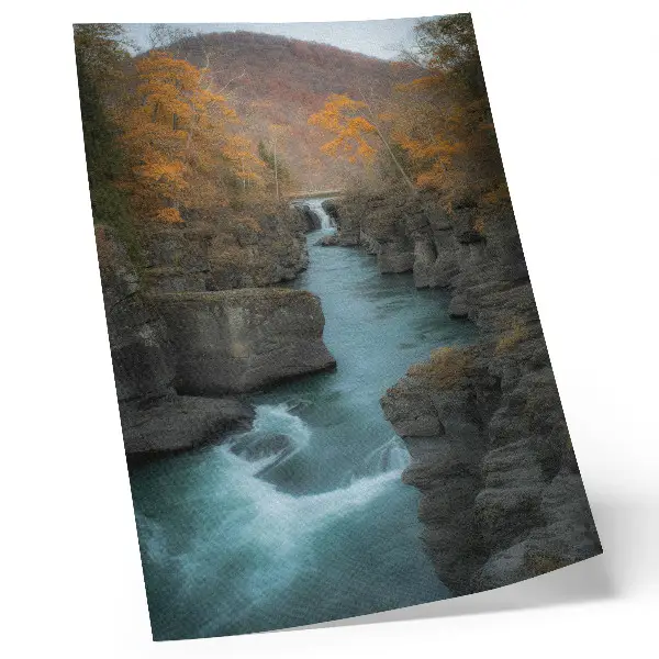 Wandposter herfstlandschap met bergrivier en rotsachtige hellingen
