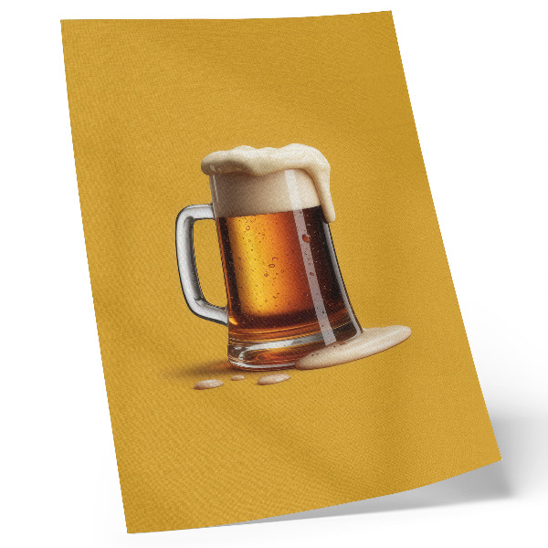 Decoratieve poster Een mok met amberkleurige drank, gele achtergrond, romig schuim.