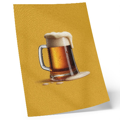 Decoratieve poster Een mok met amberkleurige drank, gele achtergrond, romig schuim.
