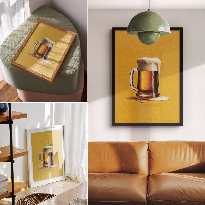 Decoratieve poster Een mok met amberkleurige drank, gele achtergrond, romig schuim.
