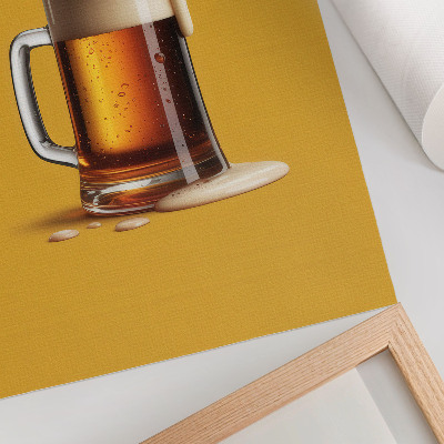 Decoratieve poster Een mok met amberkleurige drank, gele achtergrond, romig schuim.