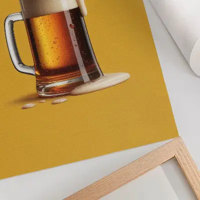 Decoratieve poster mok met amberkleurige drank tegen een gele achtergrond met romig schuim