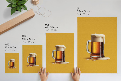 Decoratieve poster Een mok met amberkleurige drank, gele achtergrond, romig schuim.
