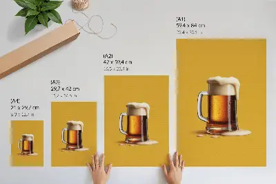 Decoratieve poster mok met amberkleurige drank tegen een gele achtergrond met romig schuim