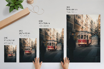 Wandposter Een tram te midden van de historische architectuur van de stad.