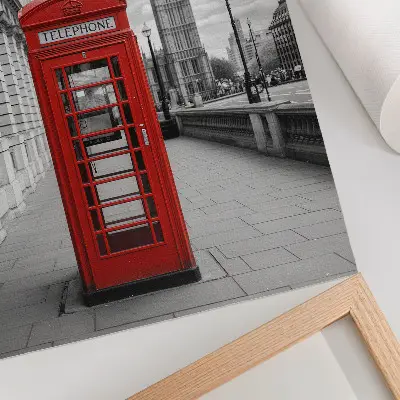 Poster rode telefooncel als stadsicoon met contrast