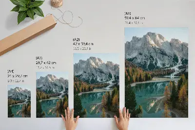 Decoratieve poster met bergen, bos, meer en kleurrijke bomen