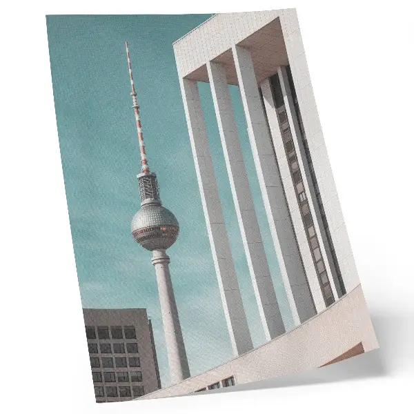 Wandposter minimalistische toren met moderne gebouwen en blauwe lucht