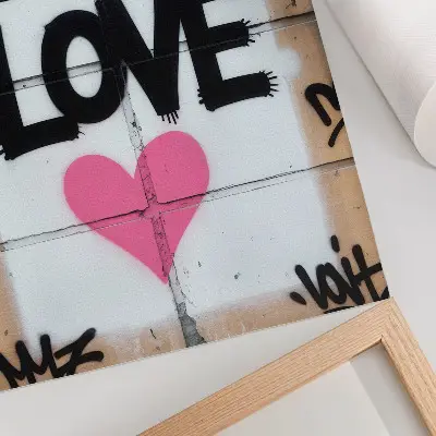 Poster met graffiti van een hartje op een betonnen muur
