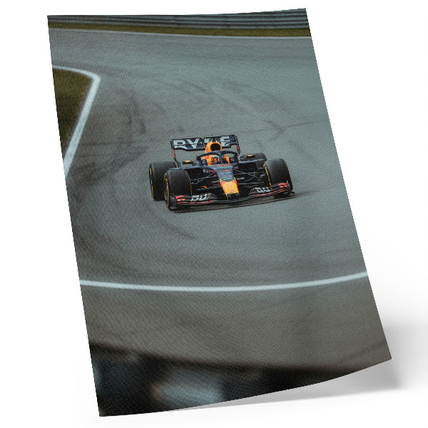 Poster Een racewagen vol dynamiek op het circuit.