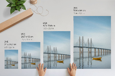 Poster Een brug tegen de hemel en het water met een gele boot.