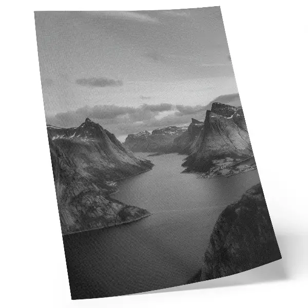 Decoratieve poster grijze majestueuze bergen bij een kalm meer