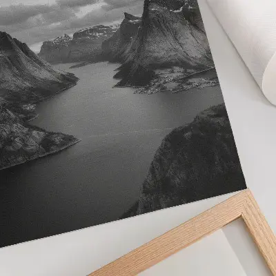 Decoratieve poster grijze majestueuze bergen bij een kalm meer