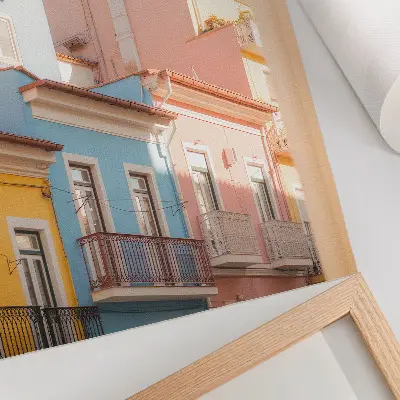 Wandposter pastelkleurige huizen met smalle balkons en subtiele details