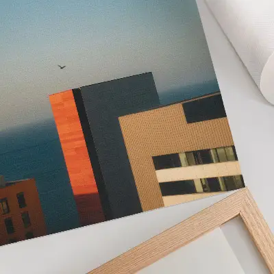 Poster met modern landschap met zee, gebouwen, vogels en een uitgestrekte lucht