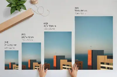 Poster met modern landschap met zee, gebouwen, vogels en een uitgestrekte lucht