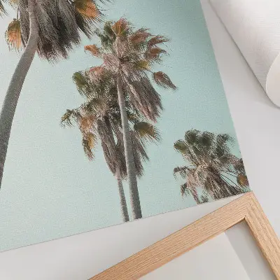Decoratieve poster met weergave van palmbomen onder een delicate blauwe lucht in exotische stijl