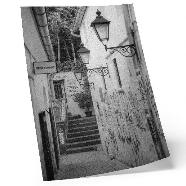 Decoratieve poster Zwart-witte straat met graffiti en straatlantaarns